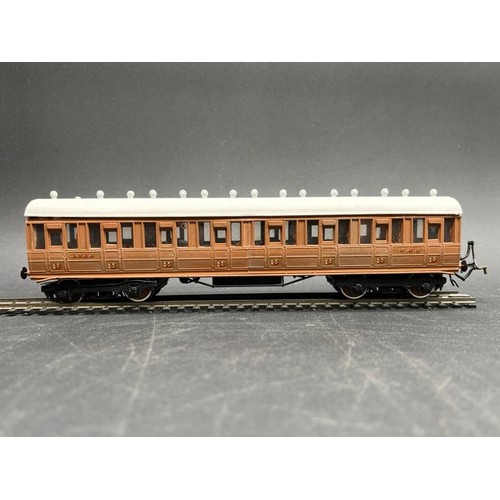 387 - Kit-built rake of six LNER Teak coaches built and finished to good standard
(1300g)
Includes - 
Pass... 