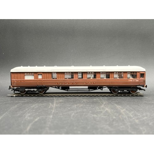 387 - Kit-built rake of six LNER Teak coaches built and finished to good standard
(1300g)
Includes - 
Pass... 