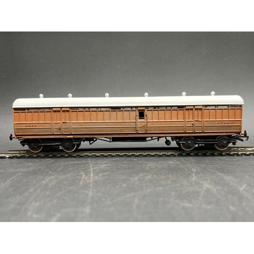 387 - Kit-built rake of six LNER Teak coaches built and finished to good standard
(1300g)
Includes - 
Pass... 