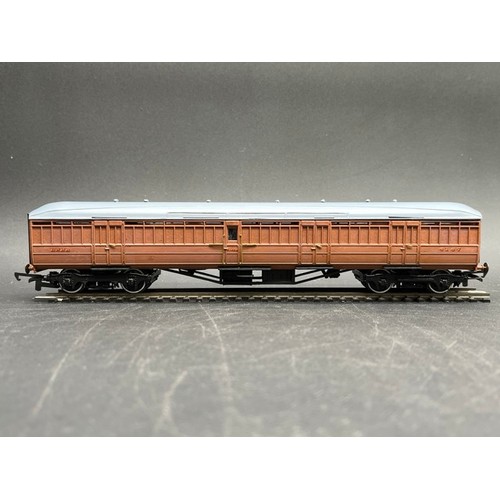 387 - Kit-built rake of six LNER Teak coaches built and finished to good standard
(1300g)
Includes - 
Pass... 