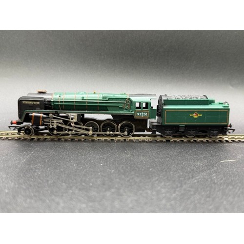 45 - Hornby R065 Class 9F 2-10-0 92220 