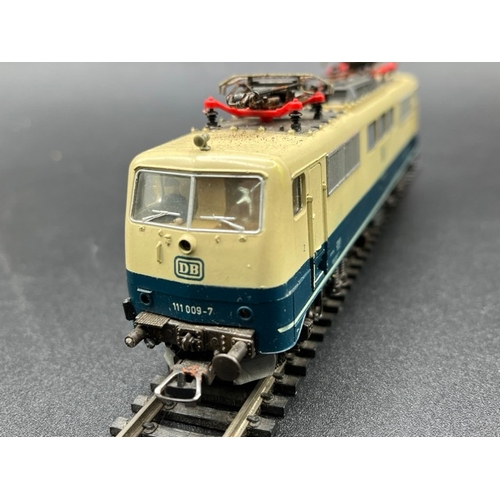 151 - Roco 4133 BR 111 009-7 of the DB in blue & cream HO gauge - Tested Runner
(400g)