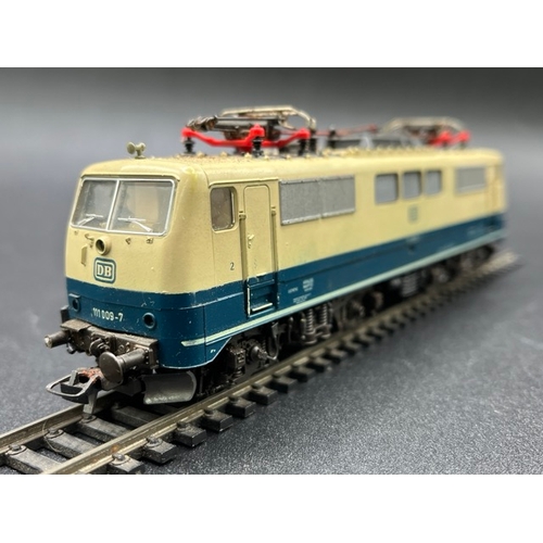 151 - Roco 4133 BR 111 009-7 of the DB in blue & cream HO gauge - Tested Runner
(400g)