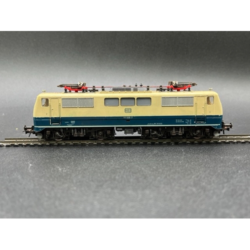 151 - Roco 4133 BR 111 009-7 of the DB in blue & cream HO gauge - Tested Runner
(400g)