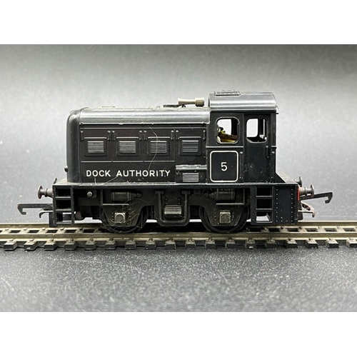 121 - Triang R253 Dock Authority #5 Shunter in Black - Tested Non Runner
(300g)