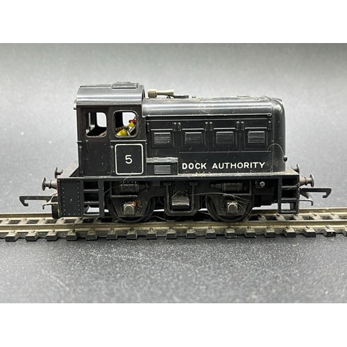 121 - Triang R253 Dock Authority #5 Shunter in Black - Tested Non Runner
(300g)