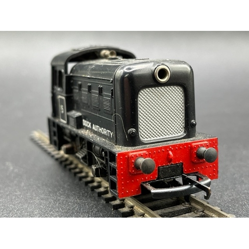 121 - Triang R253 Dock Authority #5 Shunter in Black - Tested Non Runner
(300g)