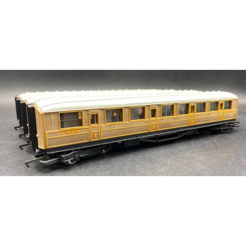 138 - 4 Hornby LNER teak coaches
(500g)