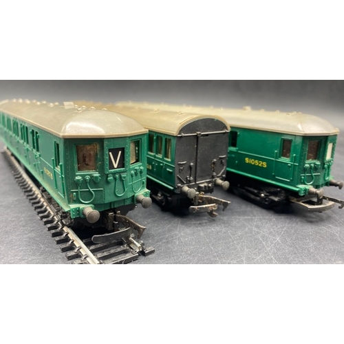 125 - A Southern Region DMU - Tested Runner
(450g)
Tri-ang R156-R225 Class 4-SUB 2-Car EMU S1052S & S1057S... 