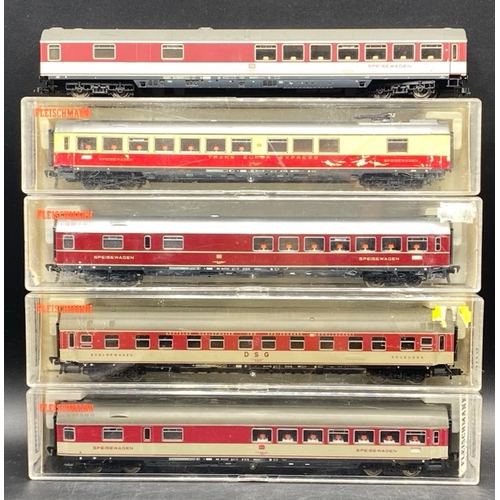 144 - 9 HO Fleischmann City Bahn Cars (4) and Speisewagen Cars (5)
(2350g)