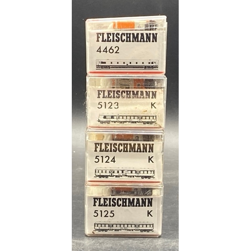 144 - 9 HO Fleischmann City Bahn Cars (4) and Speisewagen Cars (5)
(2350g)