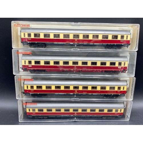 139 - 9 HO Fleischmann Cars in cases
(2400g)