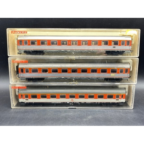 139 - 9 HO Fleischmann Cars in cases
(2400g)