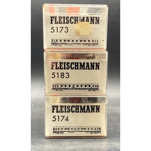 139 - 9 HO Fleischmann Cars in cases
(2400g)