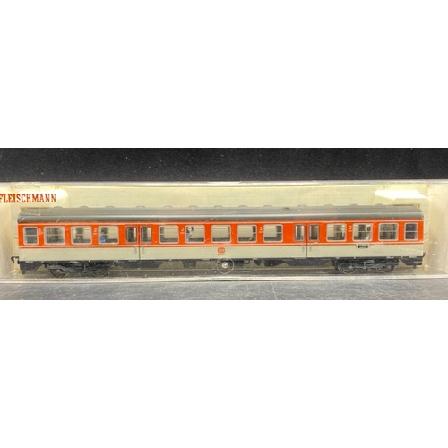 139 - 9 HO Fleischmann Cars in cases
(2400g)