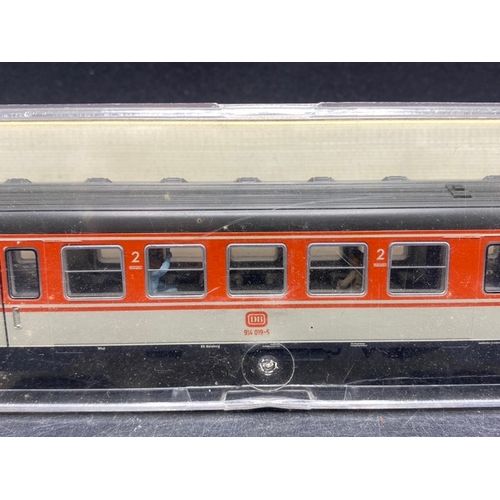 139 - 9 HO Fleischmann Cars in cases
(2400g)