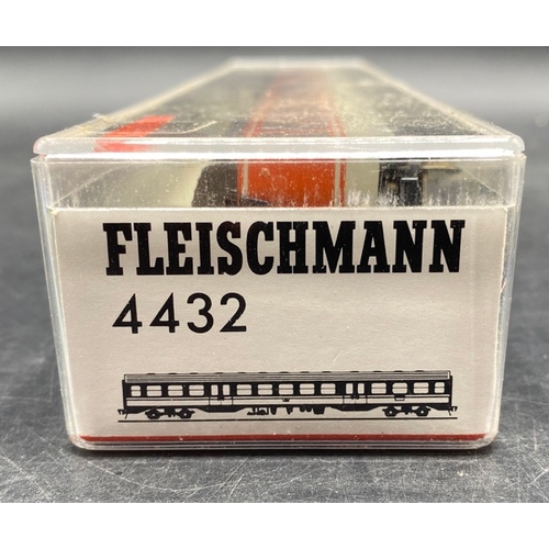 139 - 9 HO Fleischmann Cars in cases
(2400g)