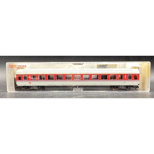 139 - 9 HO Fleischmann Cars in cases
(2400g)