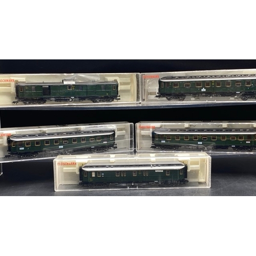 145 - 9 HO Fleischmann cars in cases
(2400g)
5 dark green livery cars
4 DB double decker white/green liver... 