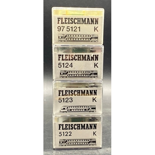 145 - 9 HO Fleischmann cars in cases
(2400g)
5 dark green livery cars
4 DB double decker white/green liver... 