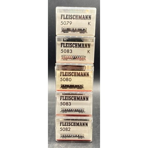 145 - 9 HO Fleischmann cars in cases
(2400g)
5 dark green livery cars
4 DB double decker white/green liver... 
