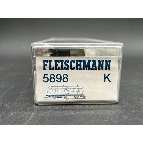 147 - 27 HO Fleischmann European wagons, vans and tankers each in a box or case 'Ready to Roll'
(3200g)