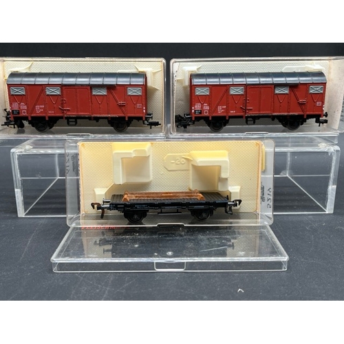 147 - 27 HO Fleischmann European wagons, vans and tankers each in a box or case 'Ready to Roll'
(3200g)