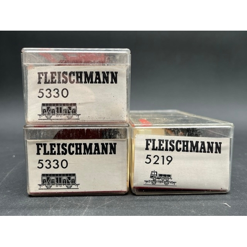 147 - 27 HO Fleischmann European wagons, vans and tankers each in a box or case 'Ready to Roll'
(3200g)