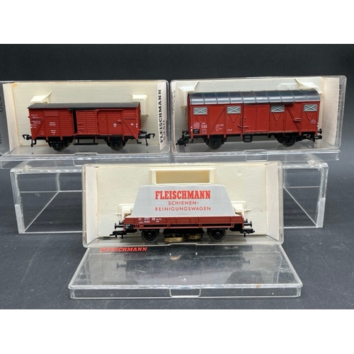 147 - 27 HO Fleischmann European wagons, vans and tankers each in a box or case 'Ready to Roll'
(3200g)