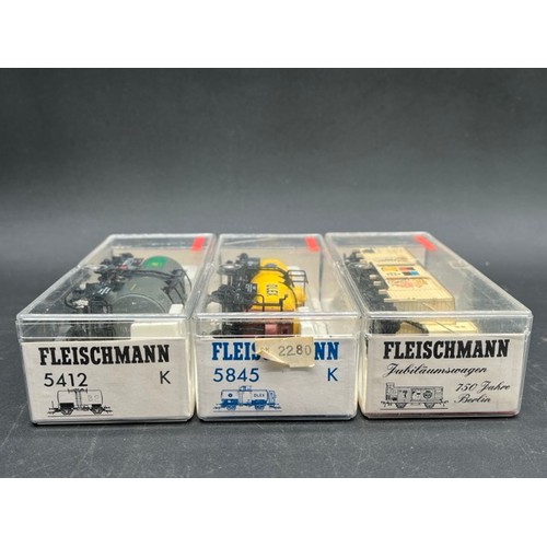 147 - 27 HO Fleischmann European wagons, vans and tankers each in a box or case 'Ready to Roll'
(3200g)