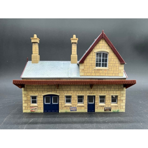 160 - Hornby OO gauge Trackside buildings and accessories 
(1200g)
includes Station building, water tower,... 