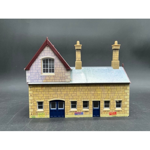 160 - Hornby OO gauge Trackside buildings and accessories 
(1200g)
includes Station building, water tower,... 