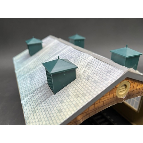 160 - Hornby OO gauge Trackside buildings and accessories 
(1200g)
includes Station building, water tower,... 