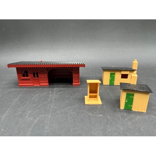 160 - Hornby OO gauge Trackside buildings and accessories 
(1200g)
includes Station building, water tower,... 