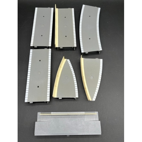 160 - Hornby OO gauge Trackside buildings and accessories 
(1200g)
includes Station building, water tower,... 