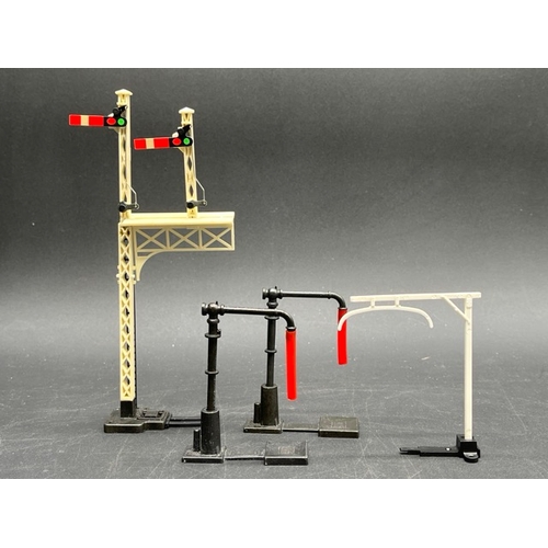 160 - Hornby OO gauge Trackside buildings and accessories 
(1200g)
includes Station building, water tower,... 