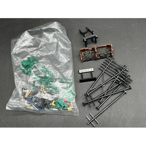 160 - Hornby OO gauge Trackside buildings and accessories 
(1200g)
includes Station building, water tower,... 