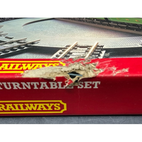 195 - Hornby R410 Operating Turntable set
(1000g)
Previously used, contents as shown
Track tarnished 
Appe... 