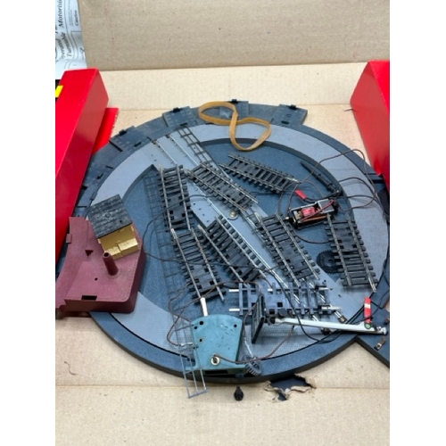 195 - Hornby R410 Operating Turntable set
(1000g)
Previously used, contents as shown
Track tarnished 
Appe... 