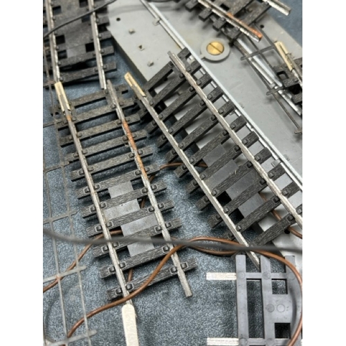 195 - Hornby R410 Operating Turntable set
(1000g)
Previously used, contents as shown
Track tarnished 
Appe... 