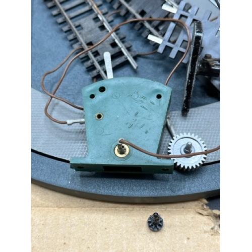 195 - Hornby R410 Operating Turntable set
(1000g)
Previously used, contents as shown
Track tarnished 
Appe... 