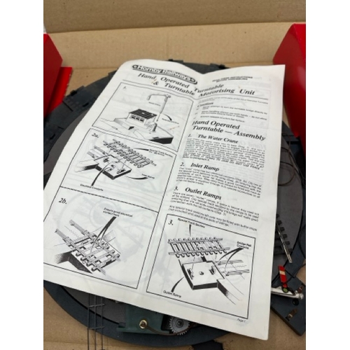 195 - Hornby R410 Operating Turntable set
(1000g)
Previously used, contents as shown
Track tarnished 
Appe... 