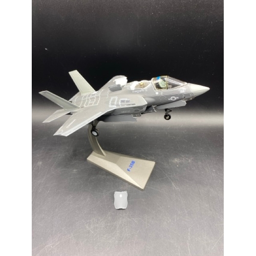135 - Air Force 1 Models Company Ltd (scale 1:72)
(800g)
F-35B USMC
Model has been previously displayed sh... 
