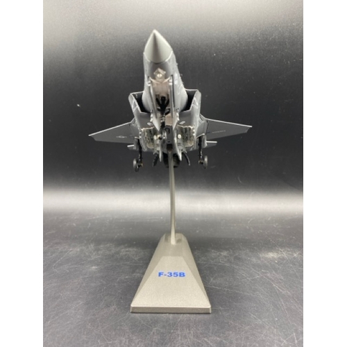 135 - Air Force 1 Models Company Ltd (scale 1:72)
(800g)
F-35B USMC
Model has been previously displayed sh... 