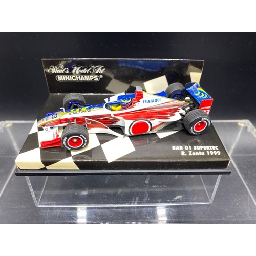 7 - 6 Paul’s Model Art MINICHAMPS racing cars (1:43 scale) (700g)
Includes:
Tyrrell Ford 012 - M. Brundl... 