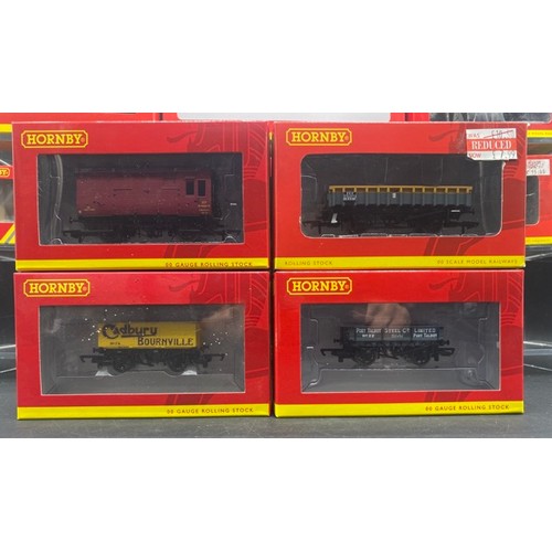 201 - 20 OO Hornby Boxed Rolling stock appearing New in Box
(2500g)
Includes: 
Hornby R6780 4-wheel wagon ... 