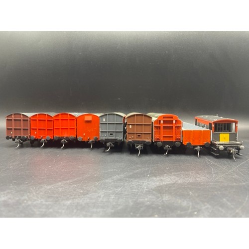 220 - Nine OO gauge Railfreight/Speedlink wagons from Bachmann (5) and Hornby (4) 
(1000g)
Includes Replic... 
