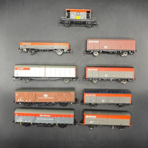 220 - Nine OO gauge Railfreight/Speedlink wagons from Bachmann (5) and Hornby (4) 
(1000g)
Includes Replic... 