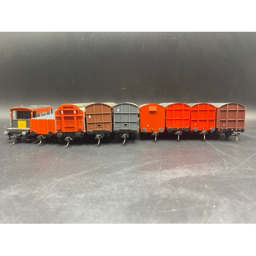220 - Nine OO gauge Railfreight/Speedlink wagons from Bachmann (5) and Hornby (4) 
(1000g)
Includes Replic... 