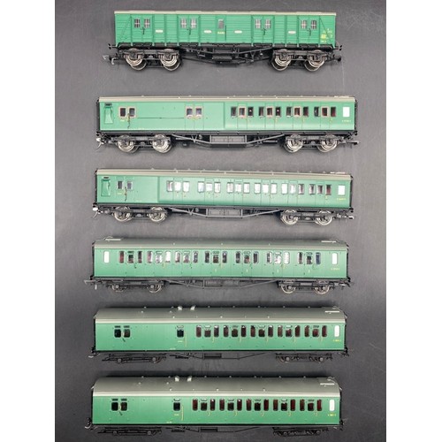 209 - Rake of six Hornby OO BR Green livery
(1000g)
Hornby R4888 Bulleid 59' brake third corridor S2851S i... 